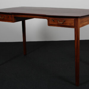 Ole Wanscher for AJ Iversen. Skrivebord af massiv mahogni. 1940'erne