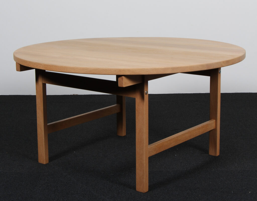Hans J. Wegner rundt sofabord af massiv eg.