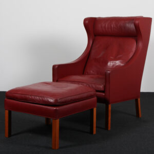 Børge Mogensen. Øreklapstol med skammel, model model 2204/2202. Original betrukket