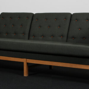 Erik Jørgensen tre personers sofa, model EJ315, nybetrukket