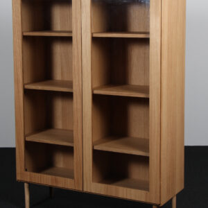 Plauborg X Another Classic vitrine af delvist massiv egetræ. (NY)