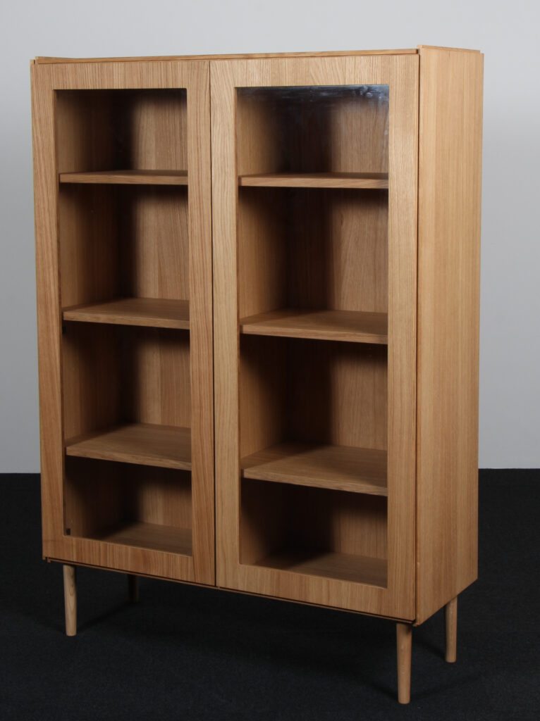 Plauborg X Another Classic vitrine af delvist massiv egetræ. (NY)