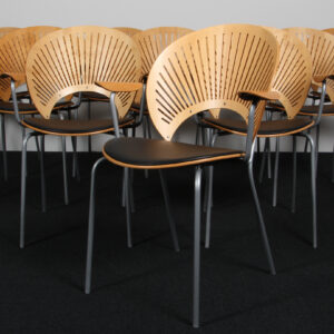 Nanna Ditzel sæt på ti Trinidad armstole af ahorn og sort anilin læder