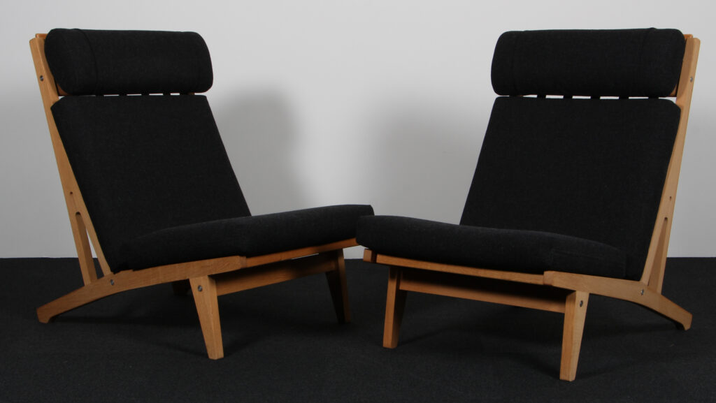 Hans J. Wegner højrygget lænestol model GE375, sæbebehandlet eg og uldstof