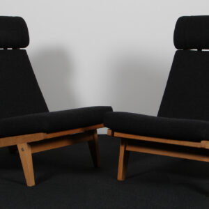 Hans J. Wegner højrygget lænestol model GE375, sæbebehandlet eg og uldstof