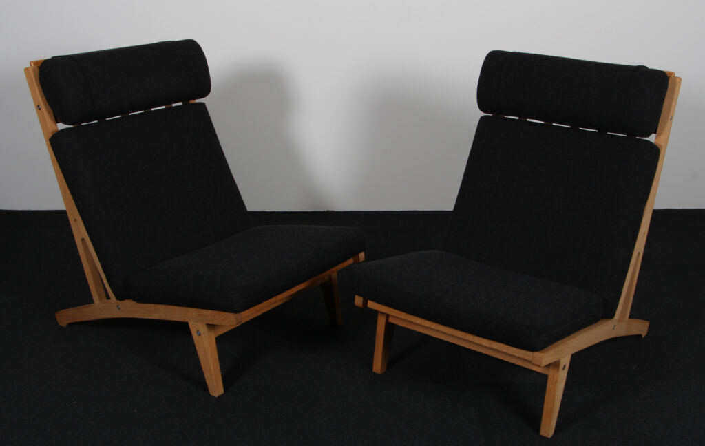 Hans J. Wegner højrygget lænestol model GE375, sæbebehandlet eg og uldstof - Billede 2