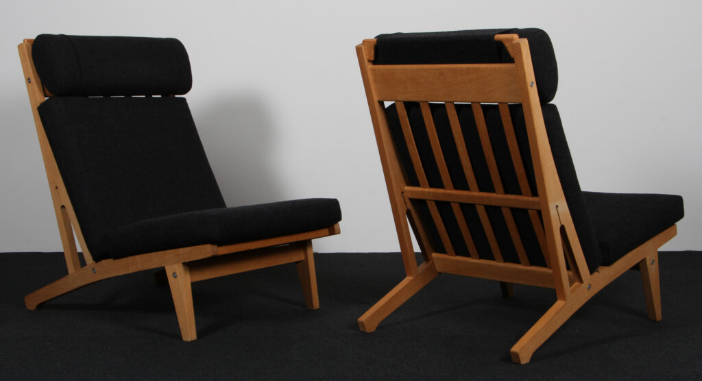 Hans J. Wegner højrygget lænestol model GE375, sæbebehandlet eg og uldstof - Billede 3