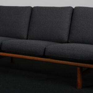 Hans J. Wegner sofa model GE-236/3 Magrethe
