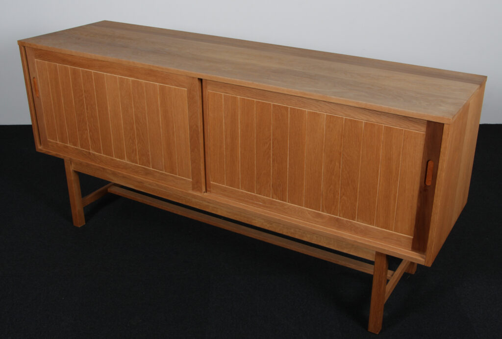 Kurt Østervig skænk af massiv sæbebehandlet eg - Billede 2