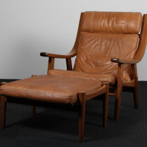 Hans J. Wegner lænestol samt skammel røget eg, model GE530