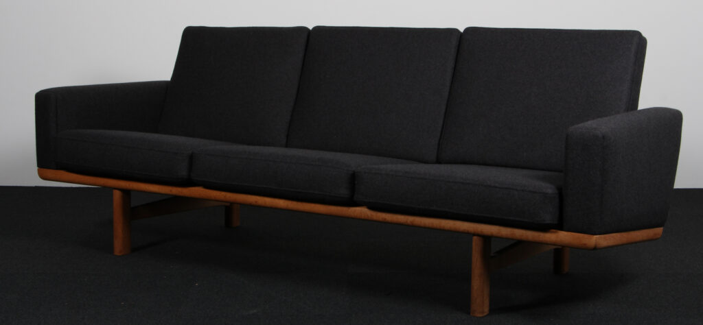 Hans J. Wegner tre personers sofa, model 236/3. Camira uldstof