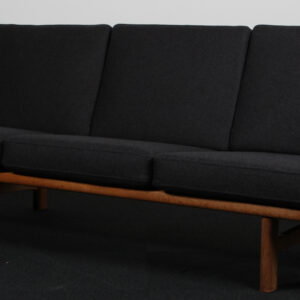 Hans J. Wegner tre personers sofa, model 236/3. Camira uldstof