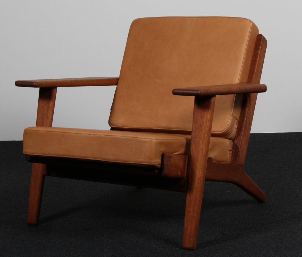 Hans J. Wenger lænestol af eg og anilin læder. GE290