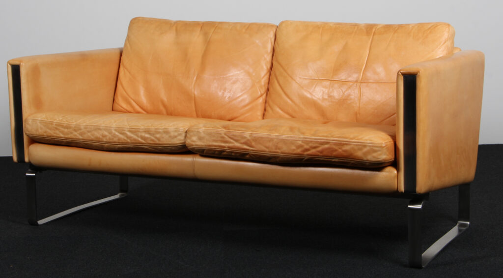 Hans J. Wegner to personers sofa af vegetabilsk læder, model CH102