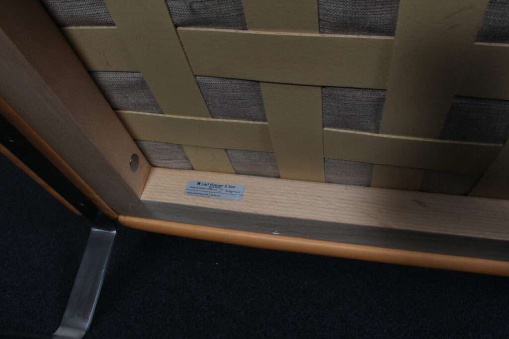 Hans J. Wegner to personers sofa af vegetabilsk læder, model CH102 - Billede 4