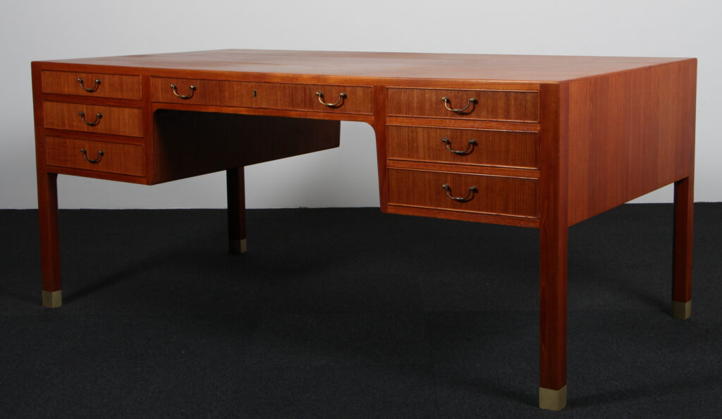 Ole Wanscher for AJ Iversen. Skrivebord af Teak. 1950’erne