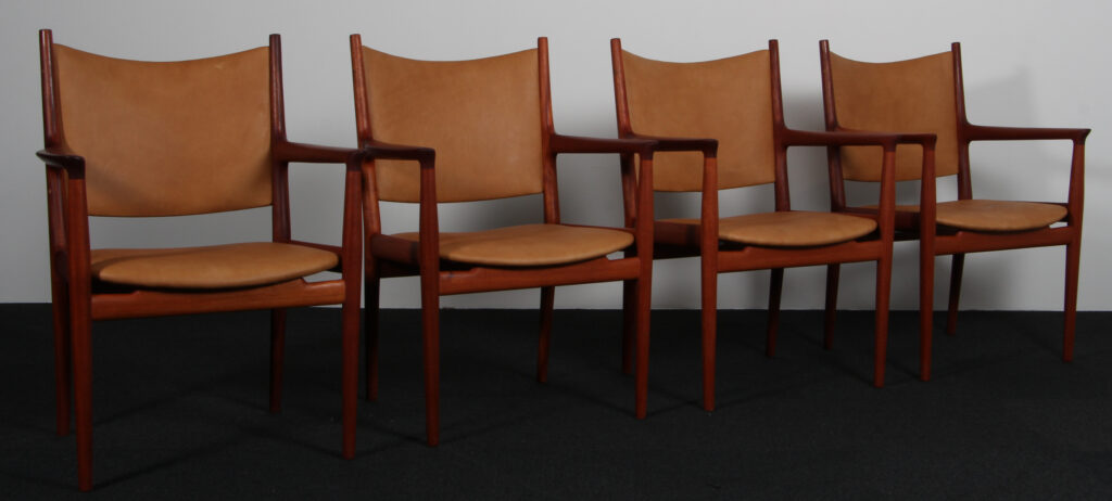Hans J. Wegner fire armstole af mahogni og anilin læder, model JH513