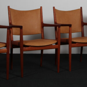 Hans J. Wegner fire armstole af mahogni og anilin læder, model JH513