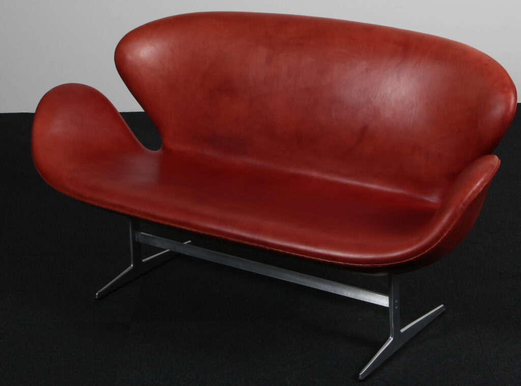 Arne Jacobsen Svanesofa, original betrukket. Red label - Billede 2