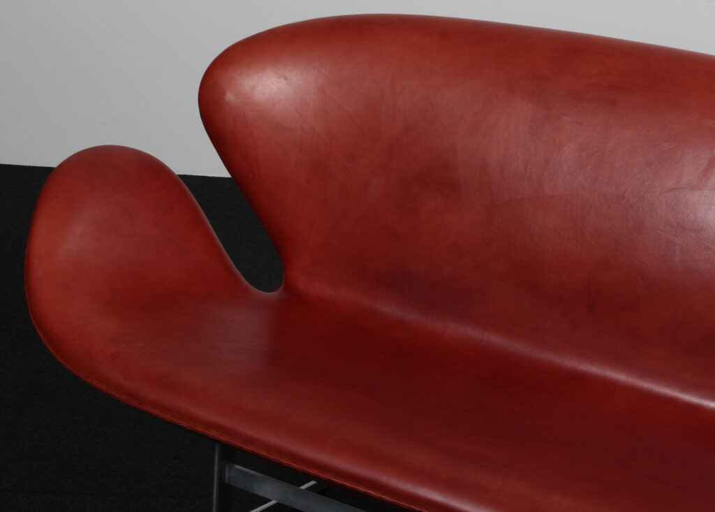 Arne Jacobsen Svanesofa, original betrukket. Red label - Billede 6