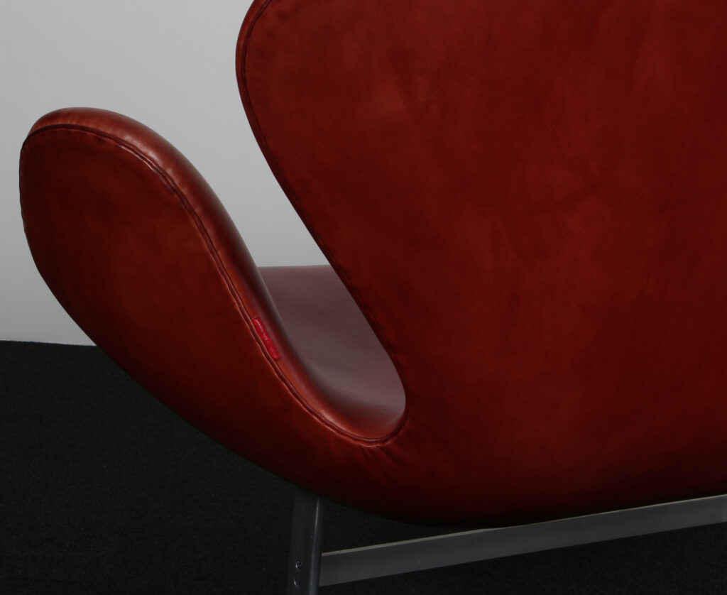 Arne Jacobsen Svanesofa, original betrukket. Red label - Billede 4