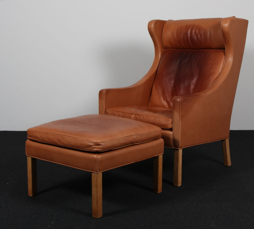 Børge Mogensen. Øreklapstol med skammel, model model 2204/2202. Original betrukket