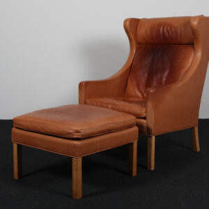 Børge Mogensen. Øreklapstol med skammel, model model 2204/2202. Original betrukket