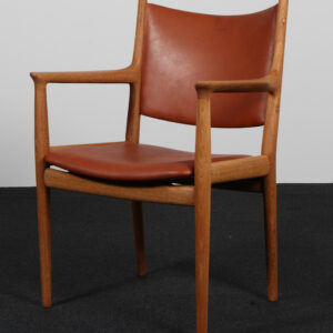 Hans J. Wegner armstol af olieret eg og anilin læder, model JH513