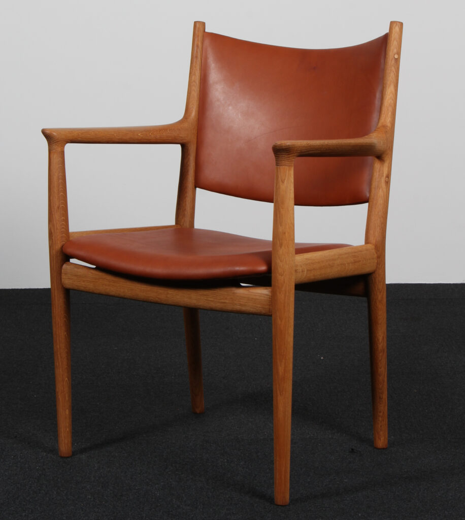 Hans J. Wegner armstol af olieret eg og anilin læder, model JH513
