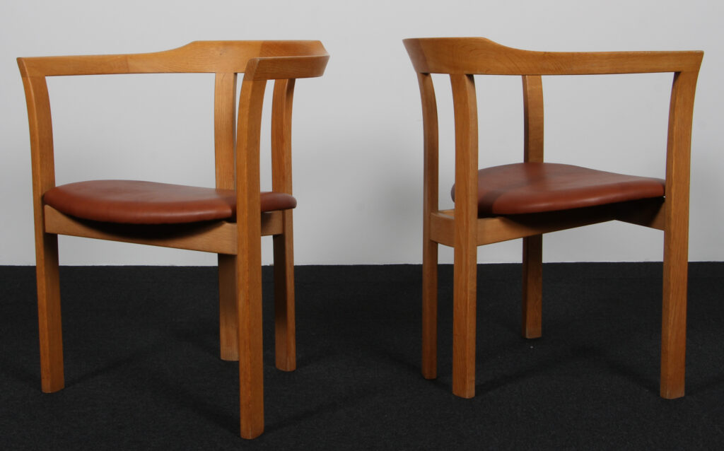 Hans Olsen par armstole af eg og anilin læder.