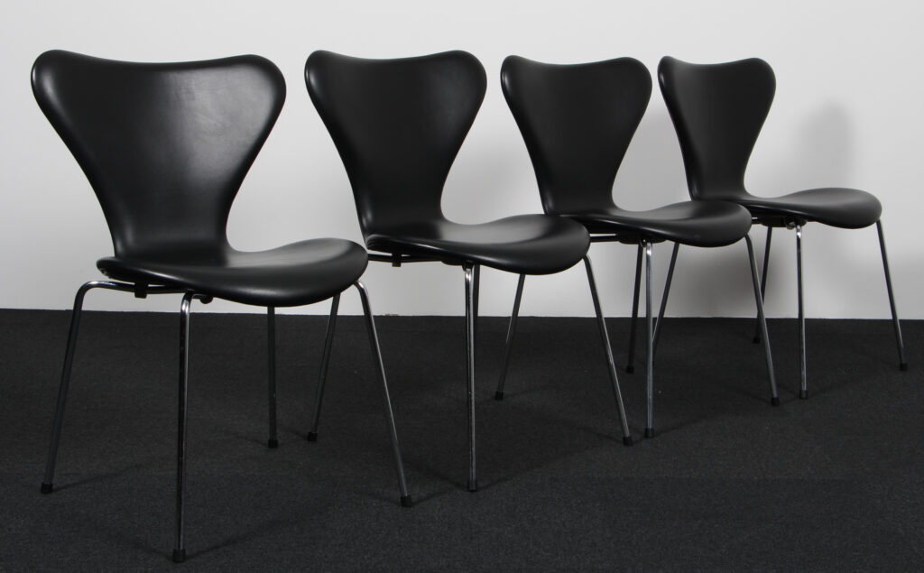 Arne Jacobsen sæt på fire syverstole, original betrukket sort semi anilin læder, Red label