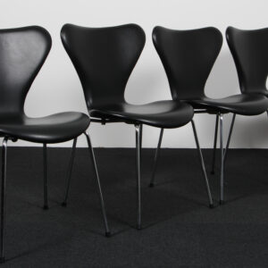 Arne Jacobsen sæt på fire syverstole, original betrukket sort semi anilin læder, Red label