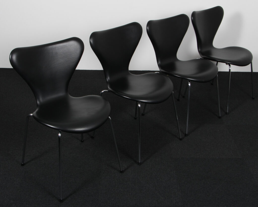 Arne Jacobsen sæt på fire syverstole, original betrukket sort semi anilin læder, Red label - Billede 2