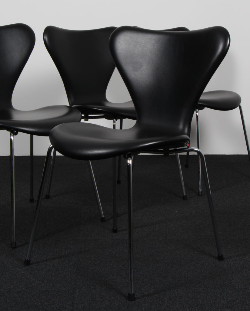 Arne Jacobsen sæt på fire syverstole, original betrukket sort semi anilin læder, Red label - Billede 10