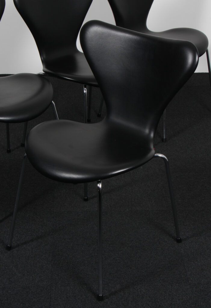 Arne Jacobsen sæt på fire syverstole, original betrukket sort semi anilin læder, Red label - Billede 9