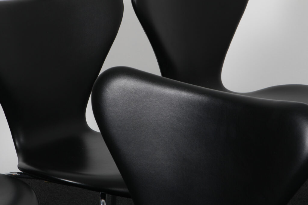 Arne Jacobsen sæt på fire syverstole, original betrukket sort semi anilin læder, Red label - Billede 8