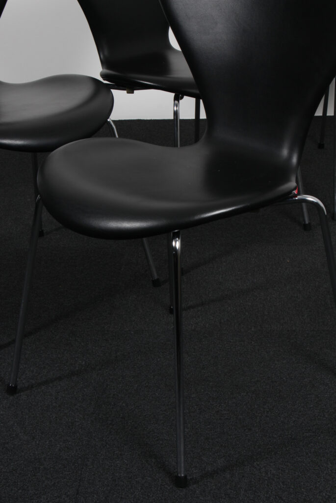 Arne Jacobsen sæt på fire syverstole, original betrukket sort semi anilin læder, Red label - Billede 7
