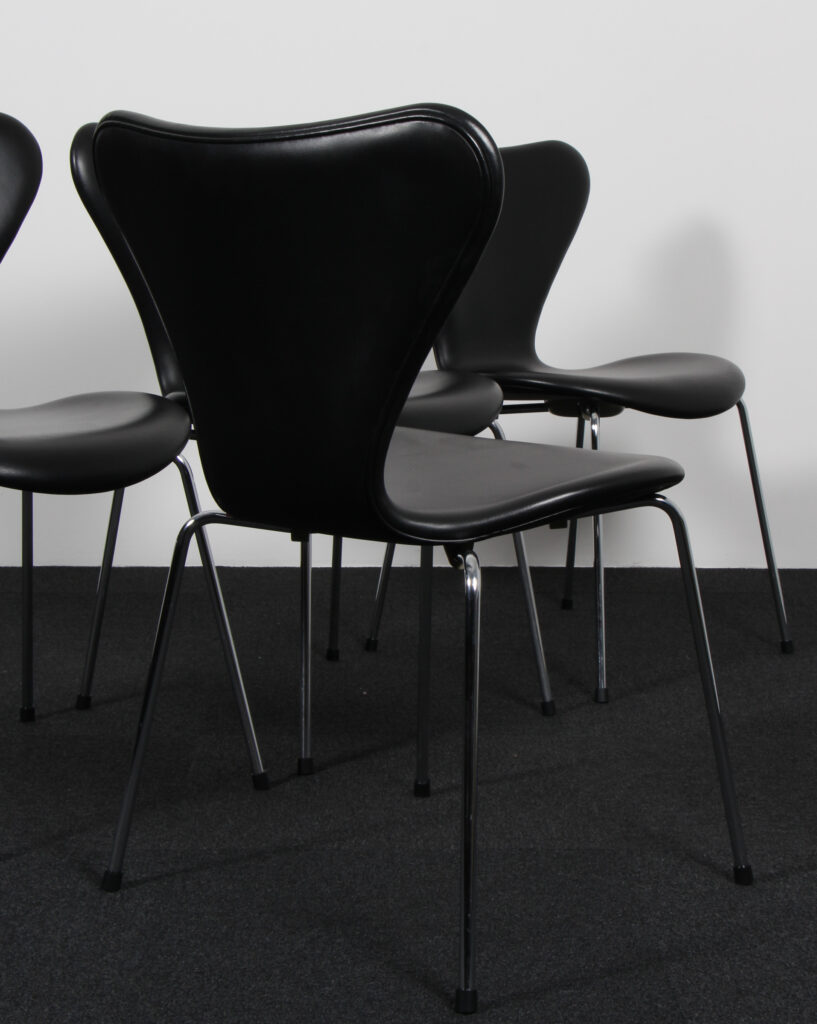 Arne Jacobsen sæt på fire syverstole, original betrukket sort semi anilin læder, Red label - Billede 6