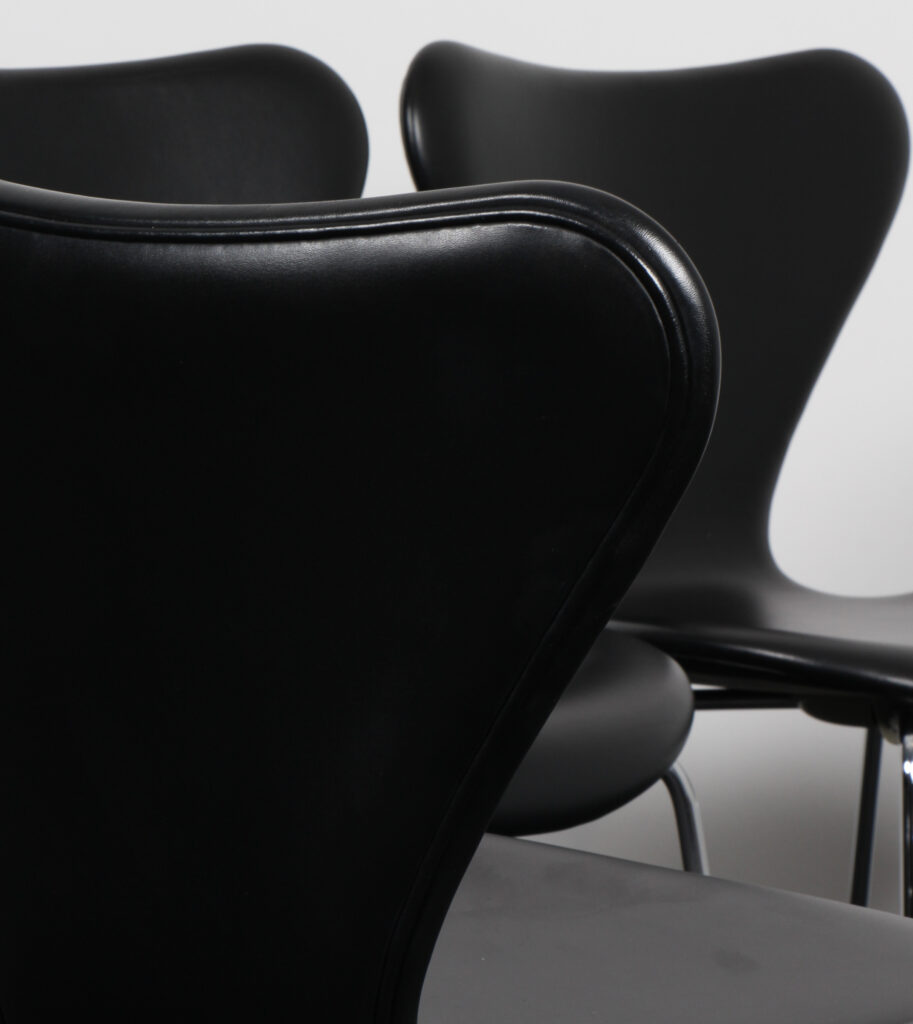 Arne Jacobsen sæt på fire syverstole, original betrukket sort semi anilin læder, Red label - Billede 5