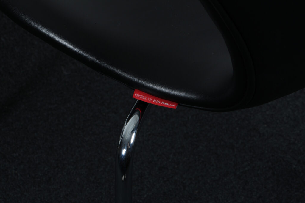 Arne Jacobsen sæt på fire syverstole, original betrukket sort semi anilin læder, Red label - Billede 4