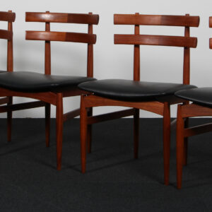 Poul Hundevad sæt på fire stole af teak
