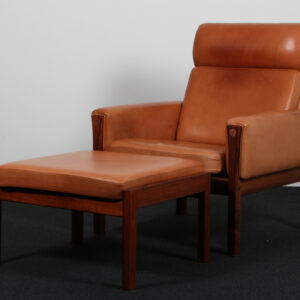 Hans J. Wegner højrygget lænestol med skammel, model AP62