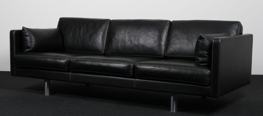 Erik Jørgensen tre personers sofa, original betrukket. Model EJ220
