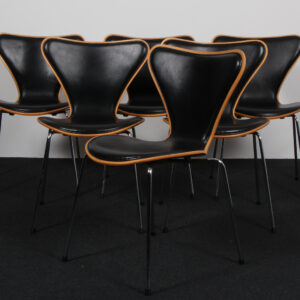 Arne Jacobsen sæt på seks syverstole forsidebetrukket. Model 3107