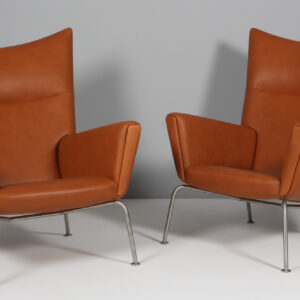 Hans J. Wegner Wing Chair nybetrukket med walnut elegance