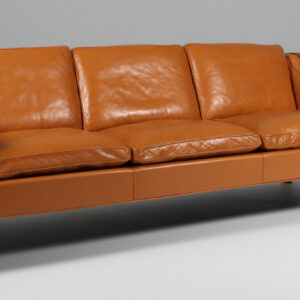 Børge Mogensen. Fritstående trepers. sofa, model 2213. Original betrukket