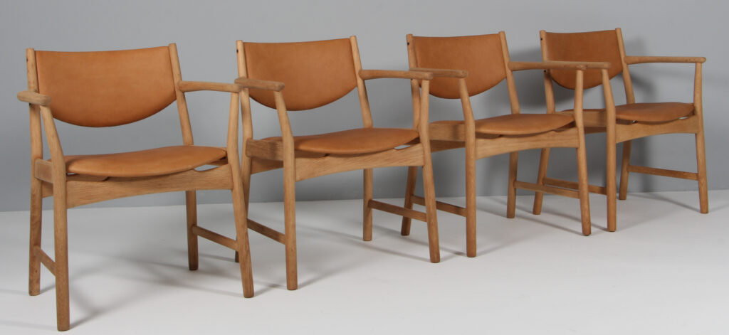 Ejner Larsen & Aksel Bender Madsen sæt på fire armstole. Eg og anilin læder