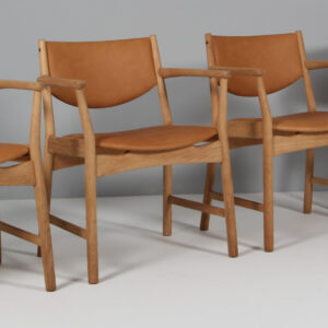 Ejner Larsen & Aksel Bender Madsen sæt på fire armstole. Eg og anilin læder