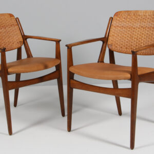 Arne Vodder for Vamo, par armstole af røget eg og anilin læder