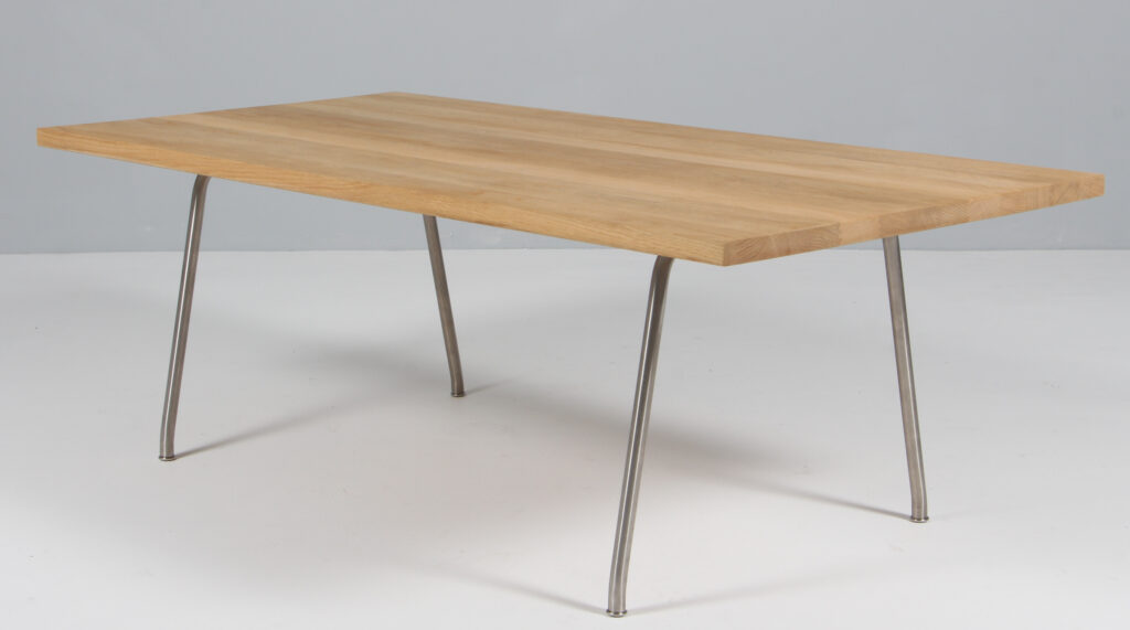 Hans J. Wegner sofabord af massiv eg og stål. CH413
